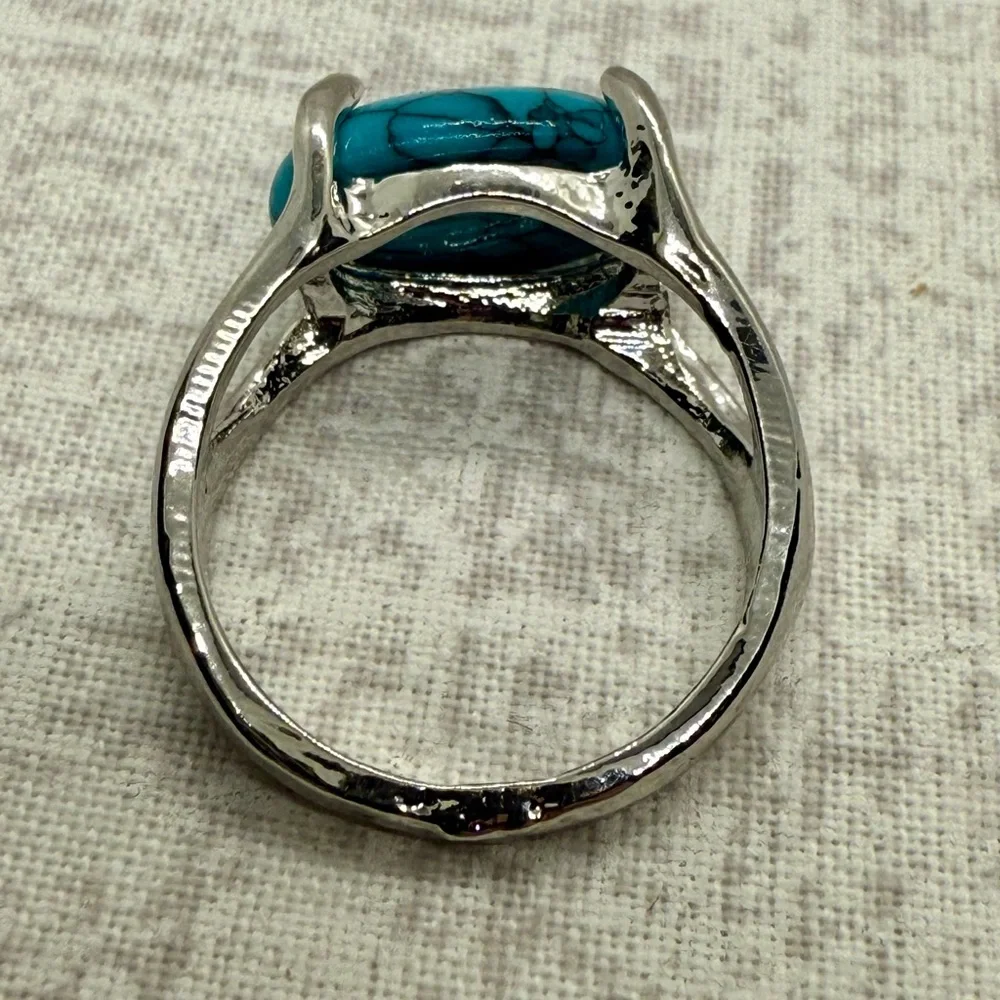 New Turquoise Howlite Statement Ring, Size 7 - Picture 5 of 5